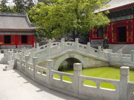 寺庙河道拱桥栏杆